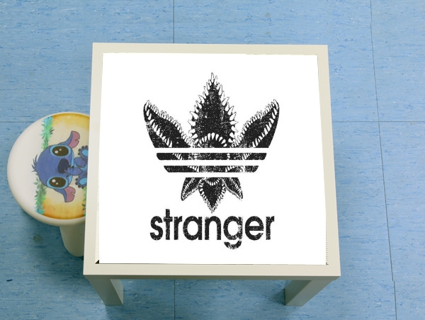 Table Stranger Things Demogorgon Monstre Parodie Adidas Logo Serie TV