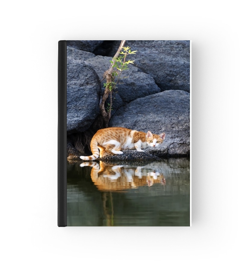 Housse  Reflet chat dans l'eau d'un étang 