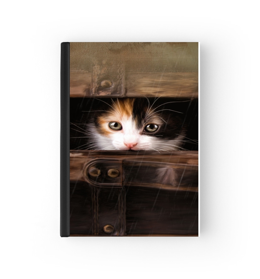 Housse Little cute kitten in an old wooden case
