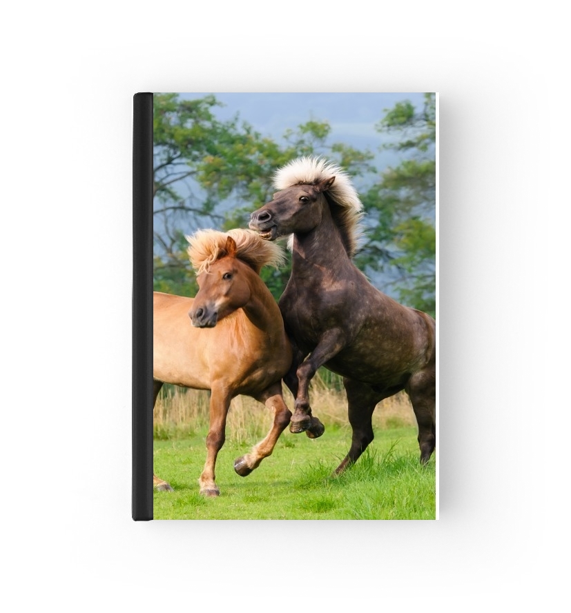 Housse Deux chevaux islandais cabrés, jouent ensemble dans le pré
