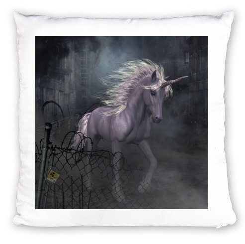 Coussin A dreamlike Unicorn walking through a destroyed city