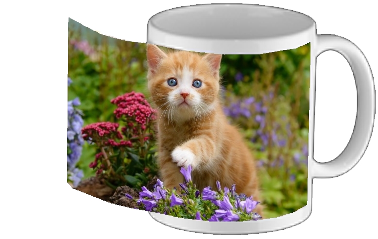 Mug Bébé chaton mignon marbré rouge dans le jardin