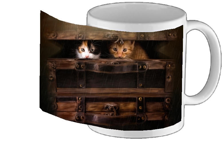 Mug Little cute kitten in an old wooden case
