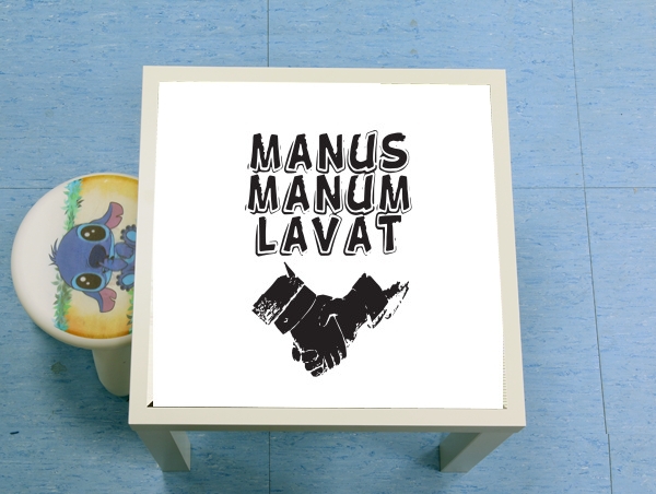 Table Manus manum lavat