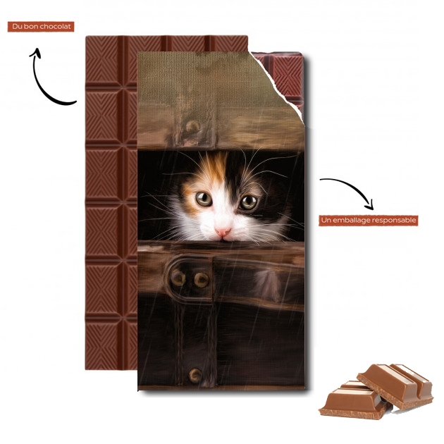 Tablette Little cute kitten in an old wooden case