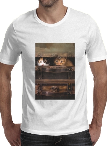 T-shirt Little cute kitten in an old wooden case